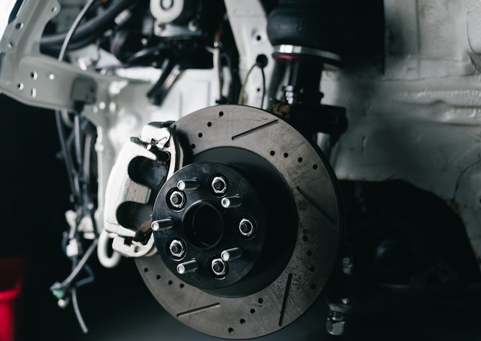 Bremsscheibe und Bremssattel bei abgenommenem Rad