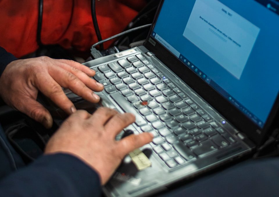 Diagnoselaptop am Fahrzeug, der Fehlerspeicher wird ausgelesen