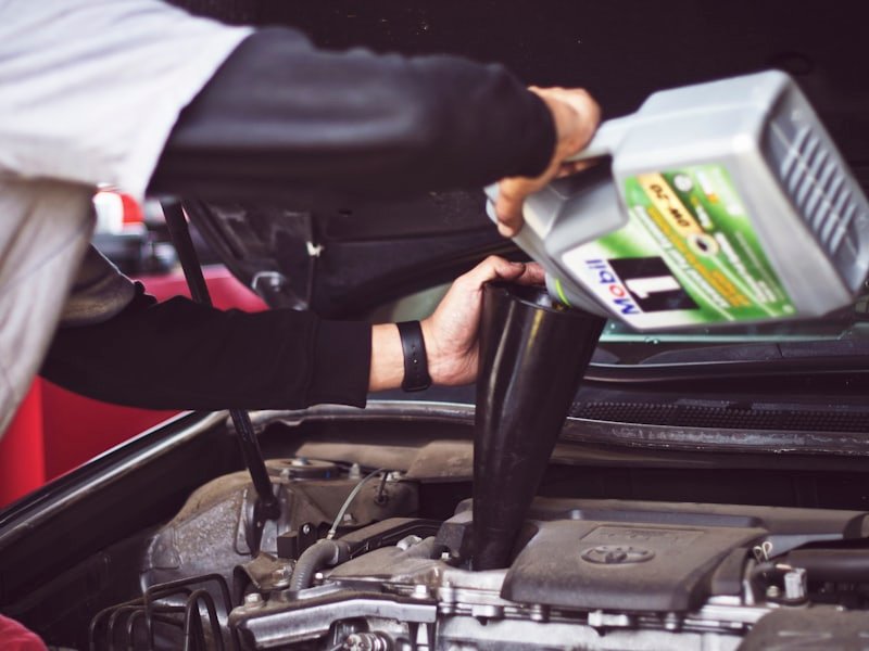 Motoröl wird nachgefüllt