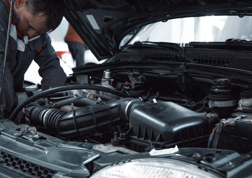 Mechatroniker prüft den Motorraum eines Pkw