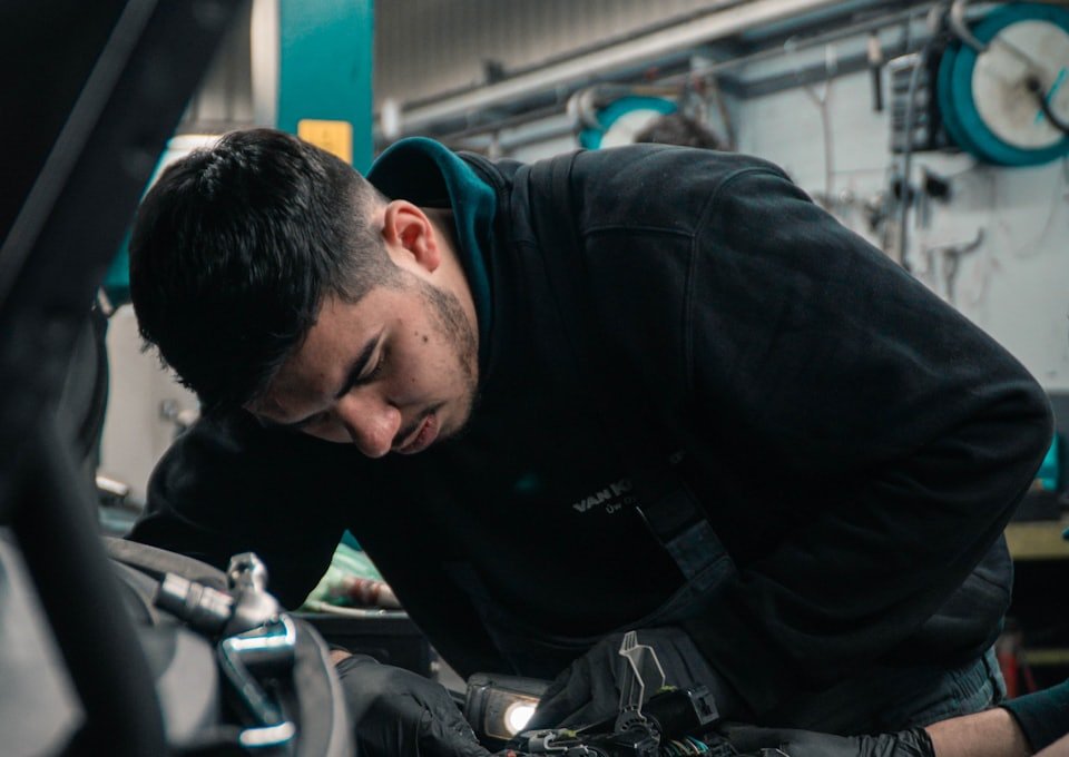 Arbeit mit Stirnlampe im Motorraum
